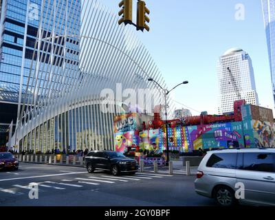 , - 09. Feb 2019: Eine urbane Landschaft am 9/11 Memorial in New York, USA unter klarem Himmel Stockfoto