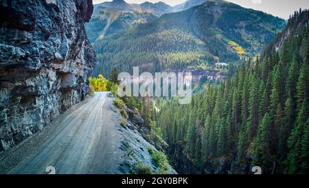 Gefährliche Schotterstraße in den Rocky Mountains an einem schmalen Felsrand im Tal der Berge Stockfoto