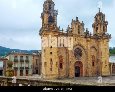 Platz in Mondoñedo mit seiner berühmten Kathedrale, einer der Pilger hält auf dem Camino de Santiago. Stockfoto