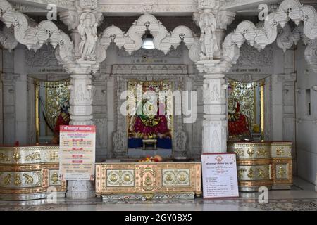 Innenansicht des Shree Ashapura Mataji Tempels, Gottheiten - Göttinnen Shree Mahalaxmiji, Shree Ashapura Mataji und Shree Ambha Mataji bei Kondhwa Khurd Stockfoto