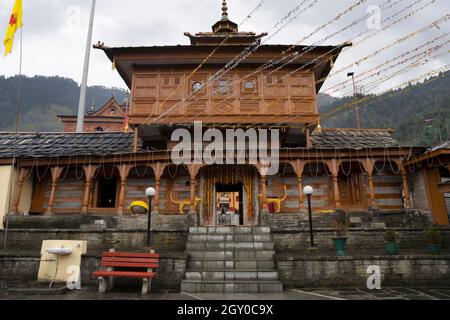 Vorderansicht des Shri Bhima Kali Tempels im Dorf Sarahan, Himachal Pradesh, Indien Stockfoto