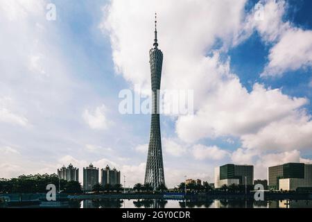 , - Nov 15, 2014: Eine urbane Kulisse eines futuristischen Turms in Guangzhou, Tianhe, China Stockfoto