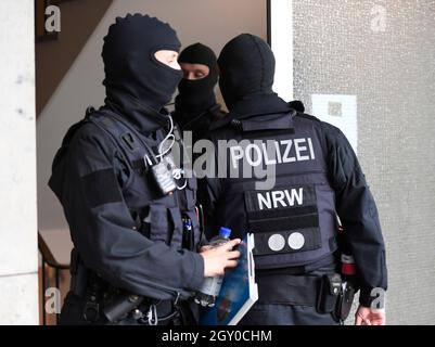 Düsseldorf, Deutschland. Oktober 2021. Polizeibeamte durchsuchen ein Gebäude im bundesweiten Polizeieinsatz gegen Geldwäsche und Terrorismusfinanzierung. Quelle: Roberto Pfeil/dp/dpa/Alamy Live News Stockfoto