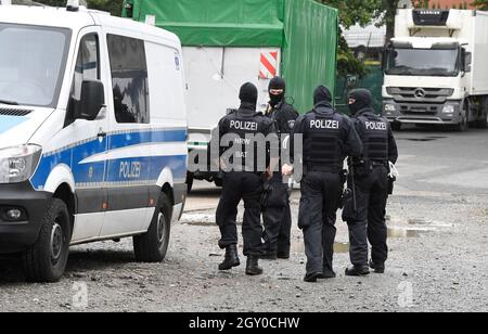 Düsseldorf, Deutschland. Oktober 2021. Polizeibeamte durchsuchen ein Gebäude im bundesweiten Polizeieinsatz gegen Geldwäsche und Terrorismusfinanzierung. Quelle: Roberto Pfeil/dp/dpa/Alamy Live News Stockfoto