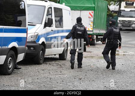 Düsseldorf, Deutschland. Oktober 2021. Polizeibeamte durchsuchen ein Gebäude im bundesweiten Polizeieinsatz gegen Geldwäsche und Terrorismusfinanzierung. Quelle: Roberto Pfeil/dp/dpa/Alamy Live News Stockfoto