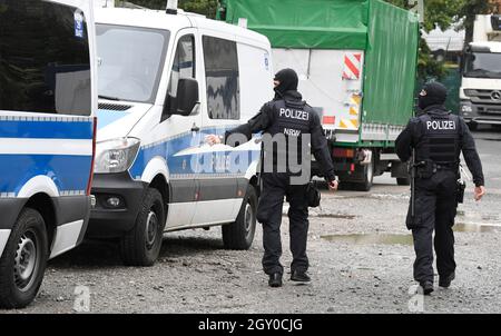 Düsseldorf, Deutschland. Oktober 2021. Polizeibeamte durchsuchen ein Gebäude im bundesweiten Polizeieinsatz gegen Geldwäsche und Terrorismusfinanzierung. Quelle: Roberto Pfeil/dp/dpa/Alamy Live News Stockfoto