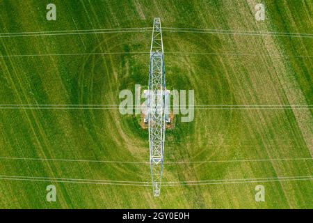 Luftaufnahme des Strommanons mit Stromleitungen über dem landwirtschaftlichen Feld. Stockfoto