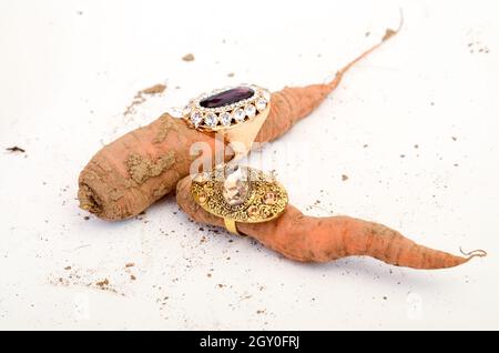 Bild eines Fashion Ring auf eine rohe Möhre Stockfoto