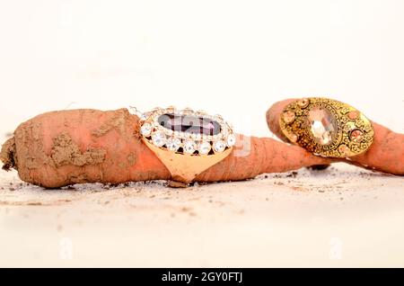 Bild eines Fashion Ring auf eine rohe Möhre Stockfoto