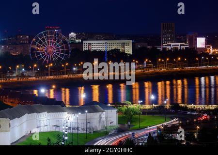 Nachtansicht des Kazanka-Flusses und der Mauern des alten Kremls in Kasan, Russland Stockfoto