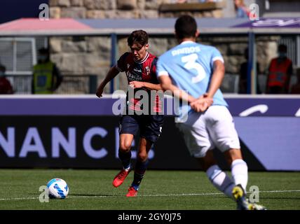 BOLOGNA, ITALIEN - 03. OKTOBER: Aaron Hickey vom FC Bologna erzielt sein Tor, während des Serie-A-Spiels zwischen dem FC Bologna und SS Lazio im Stadio Renato Dall'Ara am 3. Oktober 2021 in Bologna, Italien. (Foto nach MB-Medien) Stockfoto