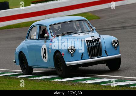 Alex Buncombe, Bruce Champman, MG Magnette ZB, St Mary’s Trophy Race, Teile 1 und 2, Limousinen, die zwischen 1950 und 1959 auf die Strecke fuhren, Goodwoo Stockfoto