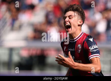 BOLOGNA, ITALIEN - 03. OKTOBER: Aaron Hickey vom FC Bologna feiert nach seinem Tor, während der Serie Ein Spiel zwischen Bologna FC gegen SS Lazio im Stadio Renato Dall'Ara am 3. Oktober 2021 in Bologna, Italien. (Foto nach MB-Medien) Stockfoto