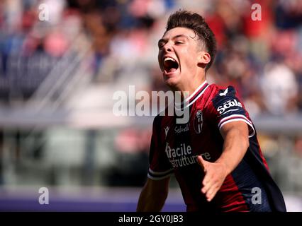 BOLOGNA, ITALIEN - 03. OKTOBER: Aaron Hickey vom FC Bologna feiert nach seinem Tor, während der Serie Ein Spiel zwischen Bologna FC gegen SS Lazio im Stadio Renato Dall'Ara am 3. Oktober 2021 in Bologna, Italien. (Foto nach MB-Medien) Stockfoto