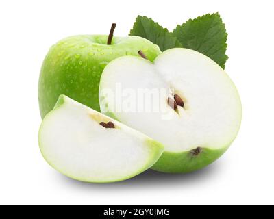 Reife ganze grüne Apfel mit Hälfte und Blatt isoliert auf weißem Hintergrund mit Clipping Pfad. Stockfoto