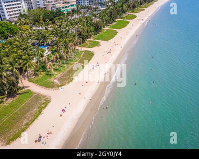 Luftdrohnenaufnahme des Strandes der Bucht von Sanya mit Touristen in Sanya Stadt Hainan Island China Stockfoto