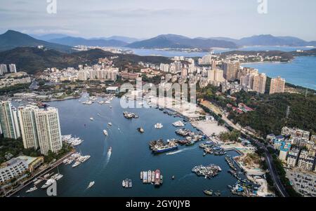 Luftdrohne schoss das Stadtbild der Stadt Sanya mit Yachthafen und Gebäuden auf der Insel Hainan China Stockfoto