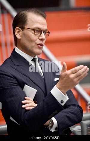 Prinz Daniel besucht die Behrn Arena, eine Eishockeyhalle in Orebro, Schweden, am 6. Oktober 2021. Das Kronprinzessin-Paar ist auf einem eintägigen Besuch in Orebro. Foto: Pontus Lundahl / TT-Code 10050 Stockfoto