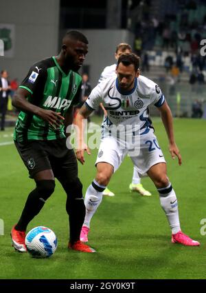 REGGIO NELL'EMILIA, ITALIEN - 02. OKTOBER: JEREMIE Boga von US Sassuolo tritt mit Hakan Calhanoglu vom FC Internazionale während des Serie A-Spiels zwischen US Sassuolo und FC Internazionale am 2. Oktober 2021 im Mapei Stadium - Citta' del Tricolore in Reggio nell'Emilia, Italien, um den Ball an. (Foto nach MB-Medien) Stockfoto