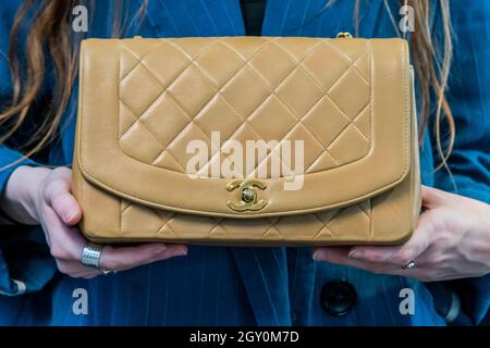 London, Großbritannien. 6. Okt 2021. Beiges Lammleder mittel Chanel ‘Diana' Single Flap Bag, 1991 - 94, Schätzung £2,000-4,000 - Vorschau auf Bonhams' Designer Handtaschen und Fashion Verkauf an ihrem Knightsbridge Standort. Der Verkauf findet am 12. Oktober statt. Kredit: Guy Bell/Alamy Live Nachrichten Stockfoto