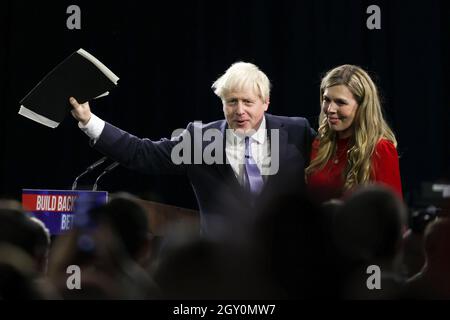 MANCHESTER, GROSSBRITANNIEN. 6. OKTOBER Boris Johnson MP, Premierminister des Vereinigten Königreichs, erster Schatzminister, am Ende seiner Rede mit Carrie Johnson, Frau von Premierminister Boris Johnson, am 4. Tag der Konferenz der Konservativen Partei in Manchester Central, Manchester, am Mittwoch, den 6. Oktober 2021. (Kredit: MI Nachrichten) Kredit: MI Nachrichten & Sport /Alamy Live Nachrichten Stockfoto