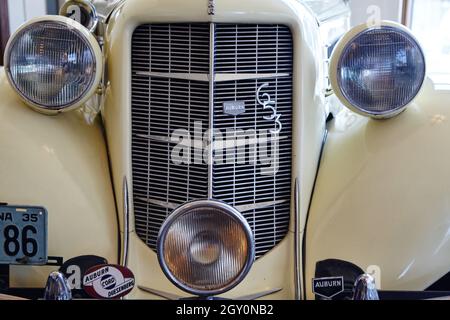 Nahaufnahme eines alten weißen Autos mit einem großen Grill und zwei Scheinwerfern wie Augen Stockfoto