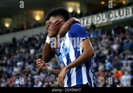 PORTO, PORTUGAL - 02. OKTOBER: Luis Díaz vom FC Porto feiert mit seinen Teamkollegen Wendell, nachdem er sein Tor beim Liga Portugal Bwin-Spiel zwischen dem FC Porto und dem FC Pacos de Ferreira am 2. Oktober 2021 im Estadio do Dragao in Porto, Portugal, erzielt hat. (Foto nach MB-Medien) Stockfoto