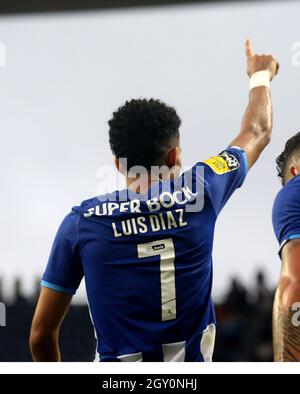 PORTO, PORTUGAL - 02. OKTOBER: Luis Díaz vom FC Porto feiert mit Teamkollegen nach seinem Tor beim Liga Portugal Bwin-Spiel zwischen dem FC Porto und dem FC Pacos de Ferreira am 2. Oktober 2021 im Estadio do Dragao in Porto, Portugal. (Foto nach MB-Medien) Stockfoto