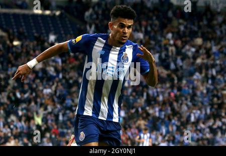 PORTO, PORTUGAL - 02. OKTOBER: Luis Díaz vom FC Porto feiert nach seinem Tor beim Liga Portugal Bwin-Spiel zwischen dem FC Porto und dem FC Pacos de Ferreira am 2. Oktober 2021 in Porto, Portugal. (Foto nach MB-Medien) Stockfoto