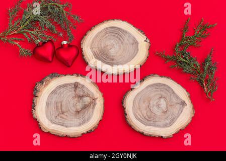 Rustikales Holzschild auf rotem Hintergrund, weihnachtsmockup Stockfoto