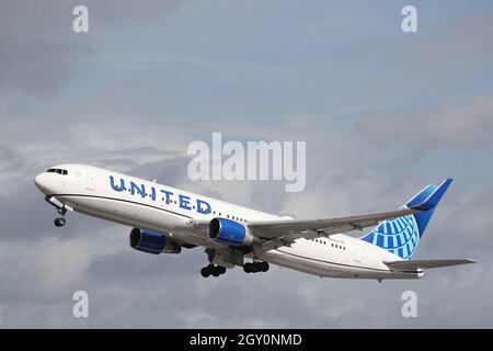 United Airlines Boeing 767 N664UA, die vom Flughafen London Heathrow, Großbritannien, abfliegt Stockfoto