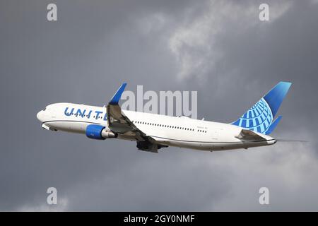 United Airlines Boeing 767 N664UA, die vom Flughafen London Heathrow, Großbritannien, abfliegt Stockfoto