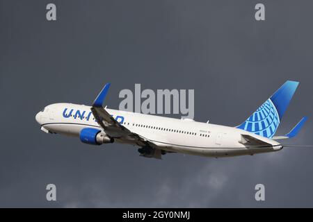 United Airlines Boeing 767 N664UA, die vom Flughafen London Heathrow, Großbritannien, abfliegt Stockfoto