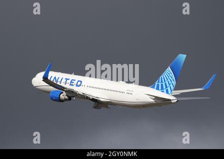 United Airlines Boeing 767 N664UA, die vom Flughafen London Heathrow, Großbritannien, abfliegt Stockfoto