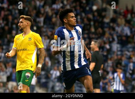 PORTO, PORTUGAL - 02. OKTOBER: Luis Díaz vom FC Porto feiert nach seinem Tor beim Liga Portugal Bwin-Spiel zwischen dem FC Porto und dem FC Pacos de Ferreira am 2. Oktober 2021 in Porto, Portugal. (Foto nach MB-Medien) Stockfoto