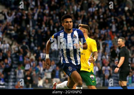 PORTO, PORTUGAL - 02. OKTOBER: Luis Díaz vom FC Porto feiert nach seinem Tor beim Liga Portugal Bwin-Spiel zwischen dem FC Porto und dem FC Pacos de Ferreira am 2. Oktober 2021 in Porto, Portugal. (Foto nach MB-Medien) Stockfoto