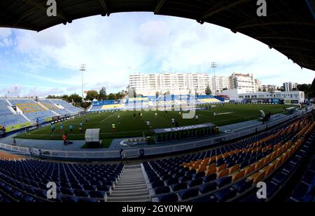 ESTORIL, PORTUGAL - 03. OKTOBER: Panoramablick auf Estadio Antonio Coimbra da Mota, vor dem Liga Portugal Bwin-Spiel zwischen GD Estoril Praia und dem FC Gil Vicente im Estadio Antonio Coimbra da Mota am 3. Oktober 2021 in Estoril, Portugal. (Foto nach MB-Medien) Stockfoto