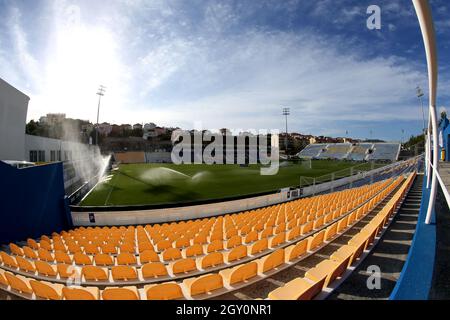 ESTORIL, PORTUGAL - 03. OKTOBER: Panoramablick auf Estadio Antonio Coimbra da Mota, vor dem Liga Portugal Bwin-Spiel zwischen GD Estoril Praia und dem FC Gil Vicente im Estadio Antonio Coimbra da Mota am 3. Oktober 2021 in Estoril, Portugal. (Foto nach MB-Medien) Stockfoto