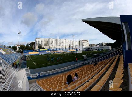 ESTORIL, PORTUGAL - 03. OKTOBER: Panoramablick auf Estadio Antonio Coimbra da Mota, vor dem Liga Portugal Bwin-Spiel zwischen GD Estoril Praia und dem FC Gil Vicente im Estadio Antonio Coimbra da Mota am 3. Oktober 2021 in Estoril, Portugal. (Foto nach MB-Medien) Stockfoto