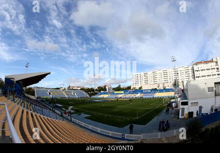 ESTORIL, PORTUGAL - 03. OKTOBER: Panoramablick auf Estadio Antonio Coimbra da Mota, vor dem Liga Portugal Bwin-Spiel zwischen GD Estoril Praia und dem FC Gil Vicente im Estadio Antonio Coimbra da Mota am 3. Oktober 2021 in Estoril, Portugal. (Foto nach MB-Medien) Stockfoto