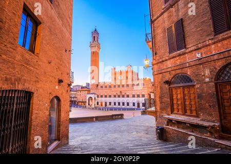 Siena, Italien. Piazza del Campo mit Palazzo Pubblico und Torre del Mangia. Stockfoto