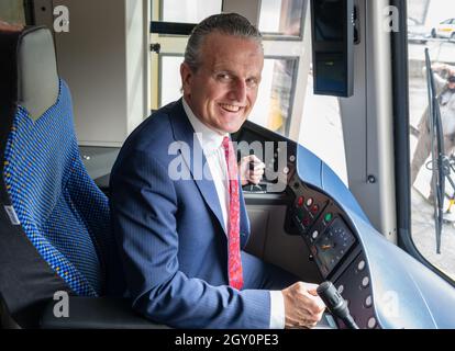 Stuttgart, Deutschland. Oktober 2021. Stuttgarts Oberbürgermeister Frank Nopper (CDU) sitzt in der Fahrerkabine für ein Foto während der Präsentation neuer Züge für die Zahnradbahn im Depot. Die neuen Züge sollen im Laufe des kommenden Jahres die bestehenden 40 Jahre alten Fahrzeuge ersetzen. Das Boarding wird künftig barrierefrei sein und 20 Fahrräder können auf der Linie transportiert werden, die eine Steigung von bis zu 18 Prozent aufweist. Quelle: Bernd Weißbrod/dpa/Alamy Live News Stockfoto