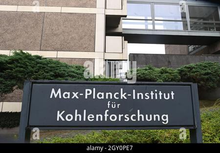 06. Oktober 2021, Nordrhein-Westfalen, Mülheim an der Ruhr: Vor dem Institut wird ein Schild mit der Aufschrift „Max-Planck-Institut für Kohlenforschung“ errichtet. Der Nobelpreis für Chemie 2021 geht an den deutschen Benjamin List, Direktor für homogene Katalyse am MPI für Kohlenforschung, und den in Schottland geborenen US-Forscher MacMillan, der Methoden zur Beschleunigung chemischer Reaktionen entwickelt hat. Foto: Federico Gambarini/dpa Stockfoto