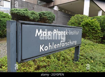 06. Oktober 2021, Nordrhein-Westfalen, Mülheim an der Ruhr: Vor dem Institut wird ein Schild mit der Aufschrift „Max-Planck-Institut für Kohlenforschung“ errichtet. Der Nobelpreis für Chemie 2021 geht an den deutschen Benjamin List, Direktor für homogene Katalyse am MPI für Kohlenforschung, und den in Schottland geborenen US-Forscher MacMillan, der Methoden zur Beschleunigung chemischer Reaktionen entwickelt hat. Foto: Federico Gambarini/dpa Stockfoto