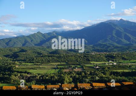 Blick auf das Canigou-Massiv von der Dachterrasse im Dorf EUS, Departement Pyrénées-Orientales, Südfrankreich Stockfoto