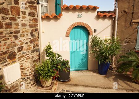 Türkisfarbene Tür in der mediterranen Küstenstadt Collioure in Südfrankreich Stockfoto