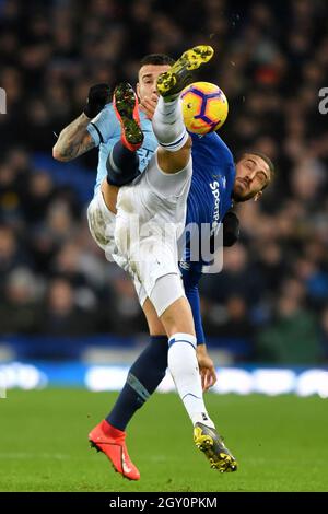 Nicolas Otamendi von Manchester City und Cenk Tosun von Everton kämpfen um den Ball Stockfoto