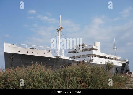 Das Schiff Le Lydia am Strand in Le Barcarès, Frankreich Stockfoto