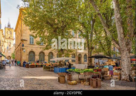 Marktstand auf dem Place Richelme in Aix-en-Provence, Südfrankreich Stockfoto