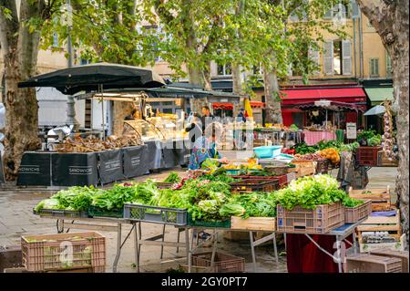 Marktstand auf dem Place Richelme in Aix-en-Provence, Südfrankreich Stockfoto